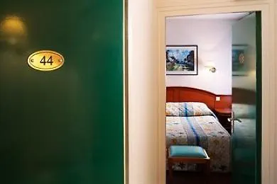 De Geneve Отель 3*
